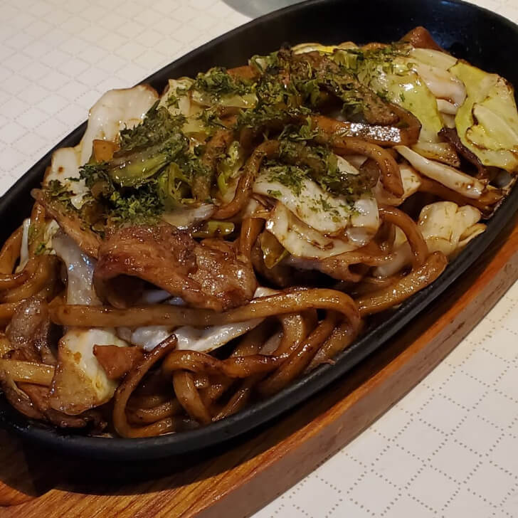 鳩ヶ谷ソース焼きうどん(出典:コーヒーショップシモン Instagram)