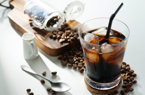 カフェ　豆とアイスコーヒーのイメージ（出典：pixta.jp）