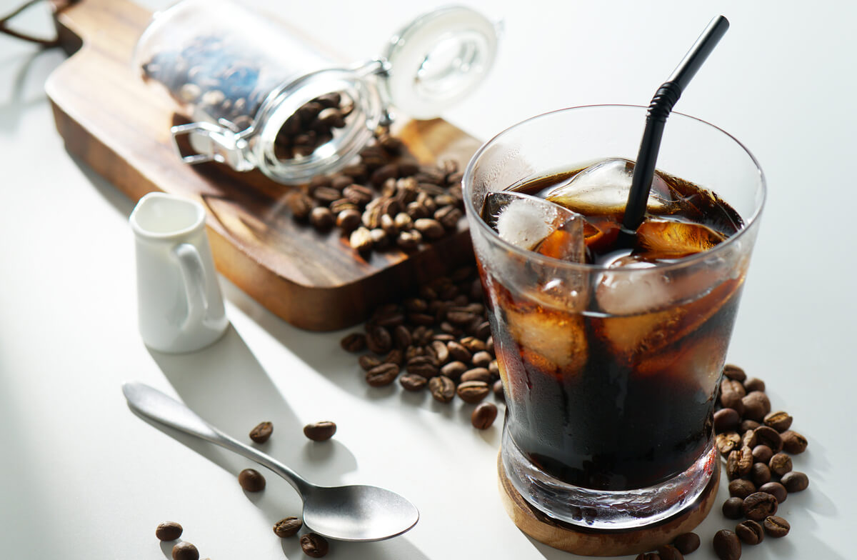 カフェ　豆とアイスコーヒーのイメージ（出典：pixta.jp）