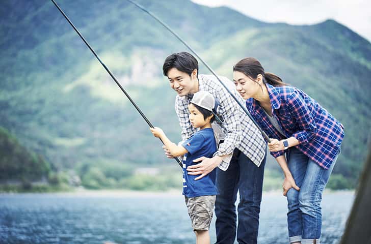 家族で釣りのイメージ