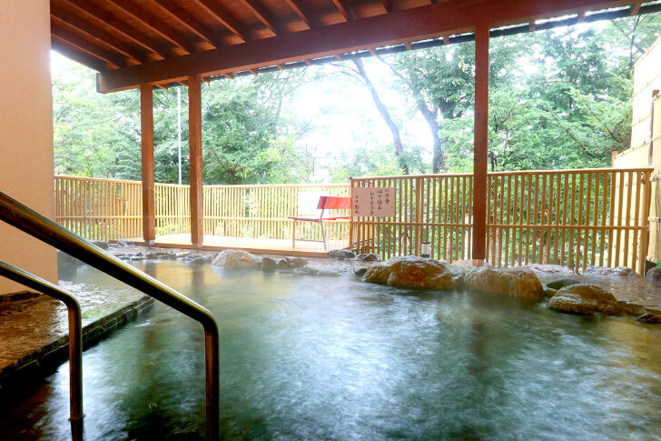 梵の湯の露天風呂(出典:秩父川端温泉 梵の湯)