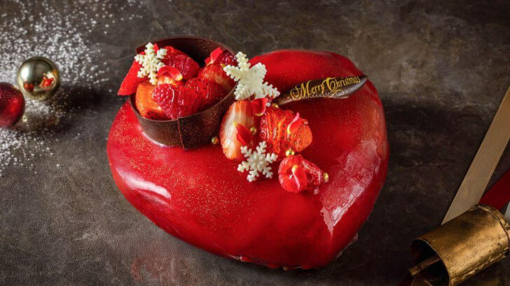 ベリーのグラサージュが赤く艶めくハートモチーフの「ノエル・ルージュ」（出典：川越プリンスホテル）