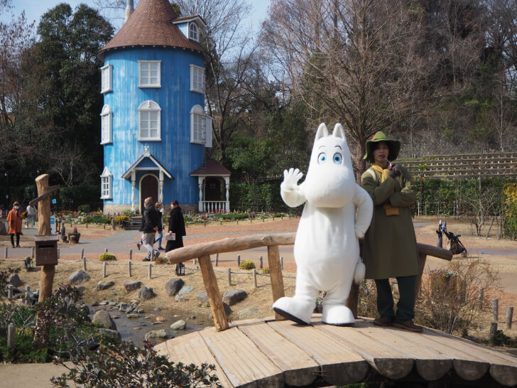 ムーミン屋敷の前でポーズをとるムーミンとスナフキン