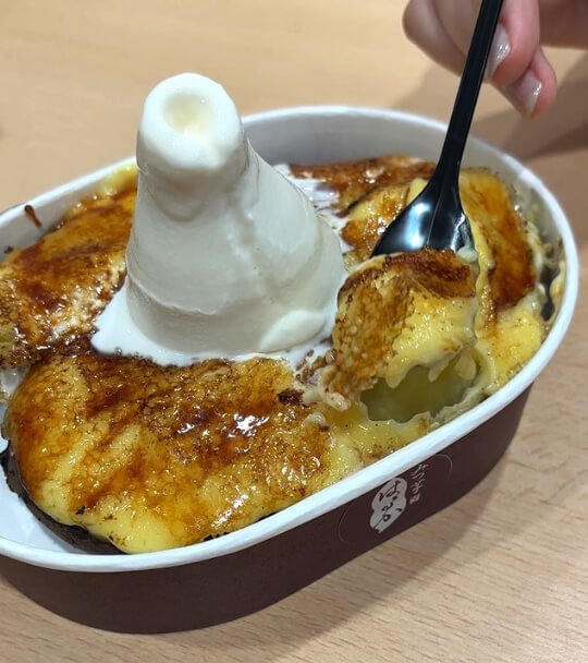 よつ葉ソフトをトッピングした芋ブリュレ