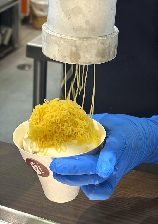 注文後に目の前で絞り出されるモンブランクリーム