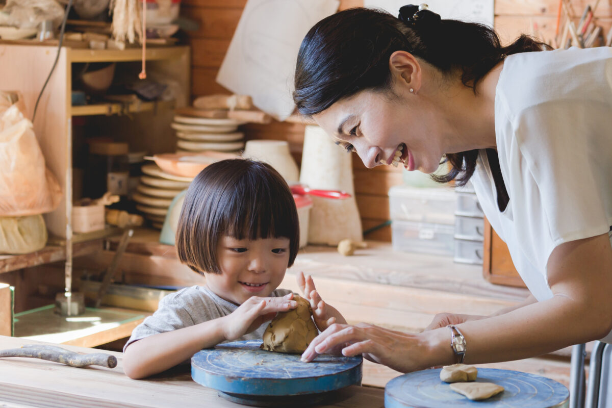 陶芸体験(出典:Pixta)
