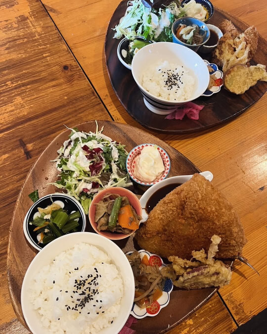 ボリュームたっぷりのランチプレート（出典：38 CAFE Instagram）