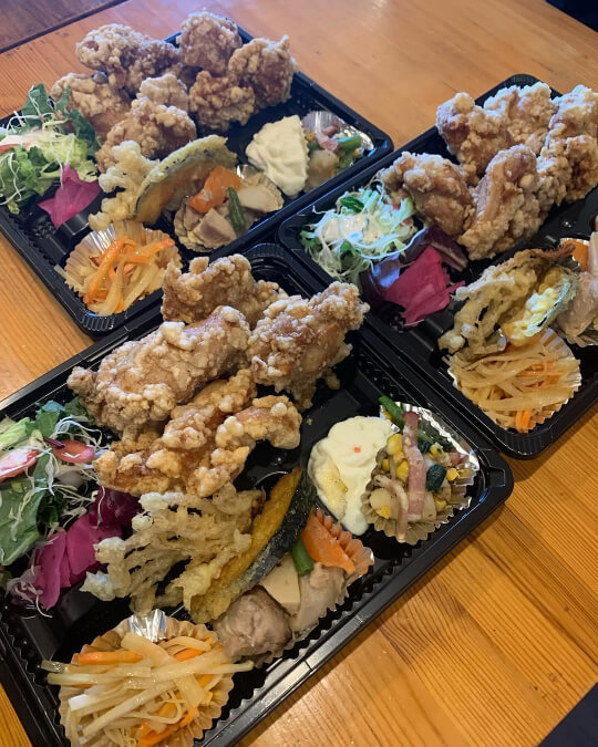 容器いっぱいに詰め込まれた唐揚げ弁当（出典：38 CAFE Instagram）