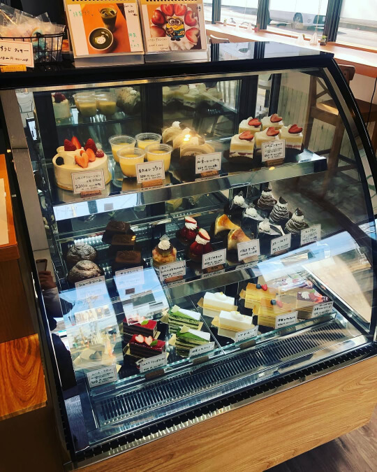 パティスリーカフェエスポワールのショーケース（出典：Espoir Instagram）