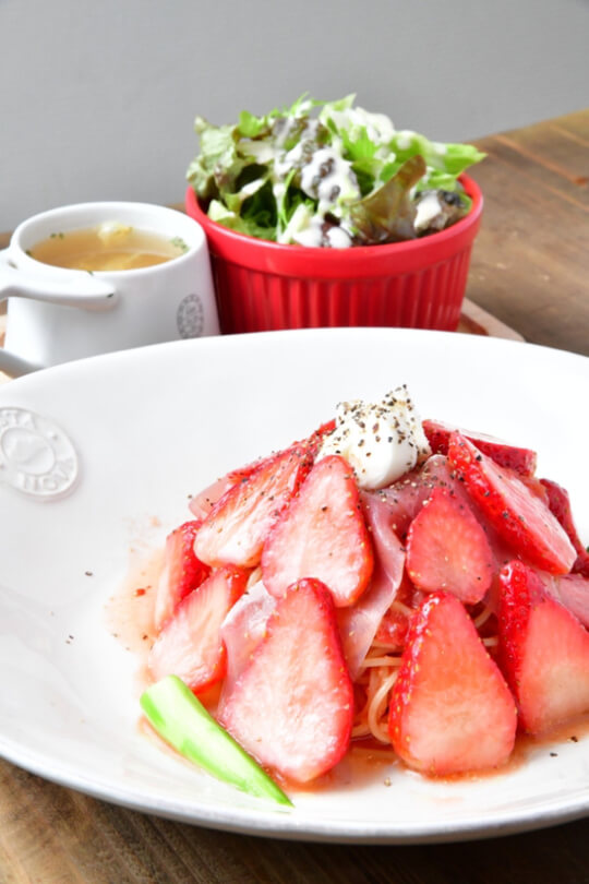 トマトベースのソースがからんだいちごのパスタ（出典：CafeKissa）