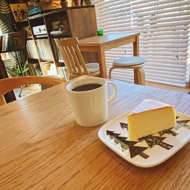 コーヒーとニューヨークチーズケーキ（出典：cafe walnut Instagram）