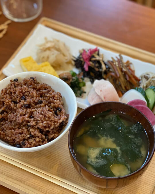 酵素玄米にお味噌汁と番茶付きのmomoプレート（出典：momo Instagram）