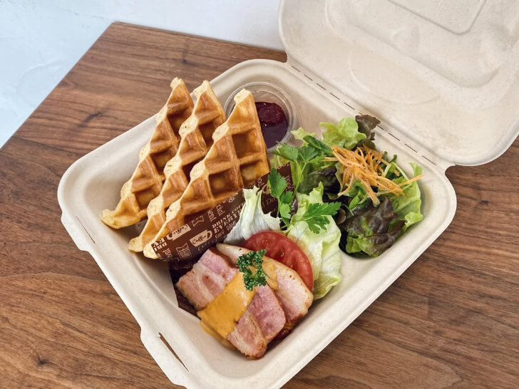 BLTワッフルのランチボックス(出典:WORKERS CAFE Instagram)
