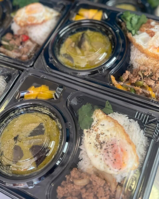 グリーンカレーとガパオライスのW弁当(出典:バックパッカーズランチInstagram)