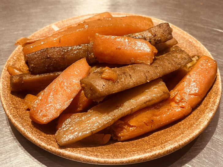 定番のサイドメニューきんぴらごぼう(出典:元祖田舎っぺうどん 本店)
