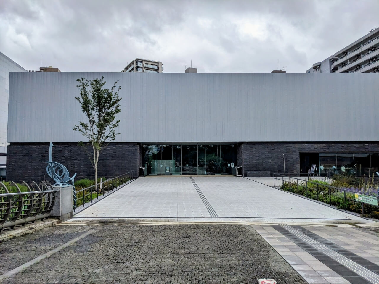川口市立美術館の正面外観