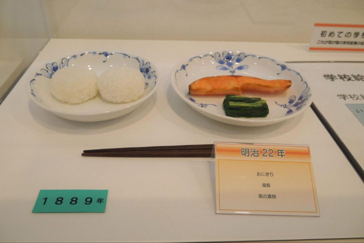 日本で初めての学校給食