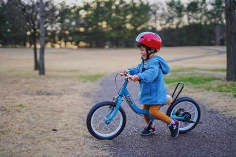 自転車練習中の子供