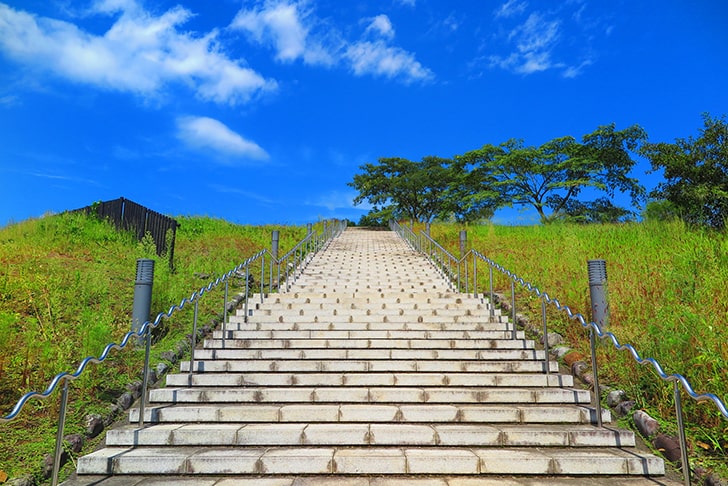 晴天のあさひ山展望公園の階段