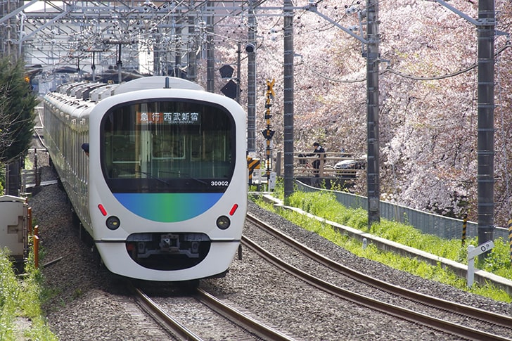 桜と西武新宿線30000系