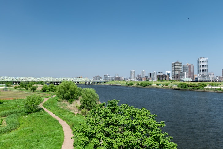 初夏の荒川と川口市の風景