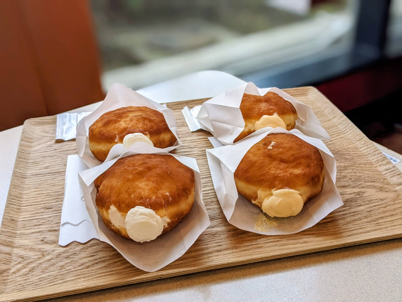 もちもちの生地の中にクリームがたっぷり入った生ドーナツ