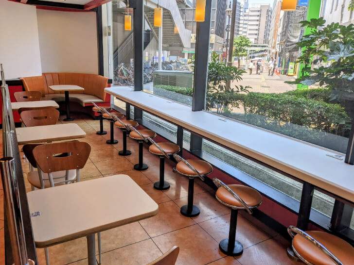 店内のカウンター席やソファ席、テーブル席