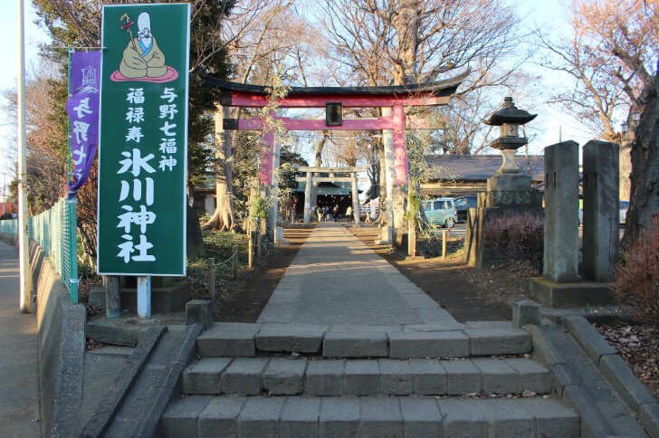 上町氷川神社の鳥居前の風景