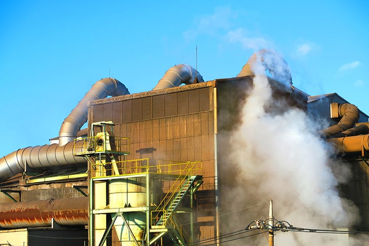 川口市の鋳物工場の排煙の風景