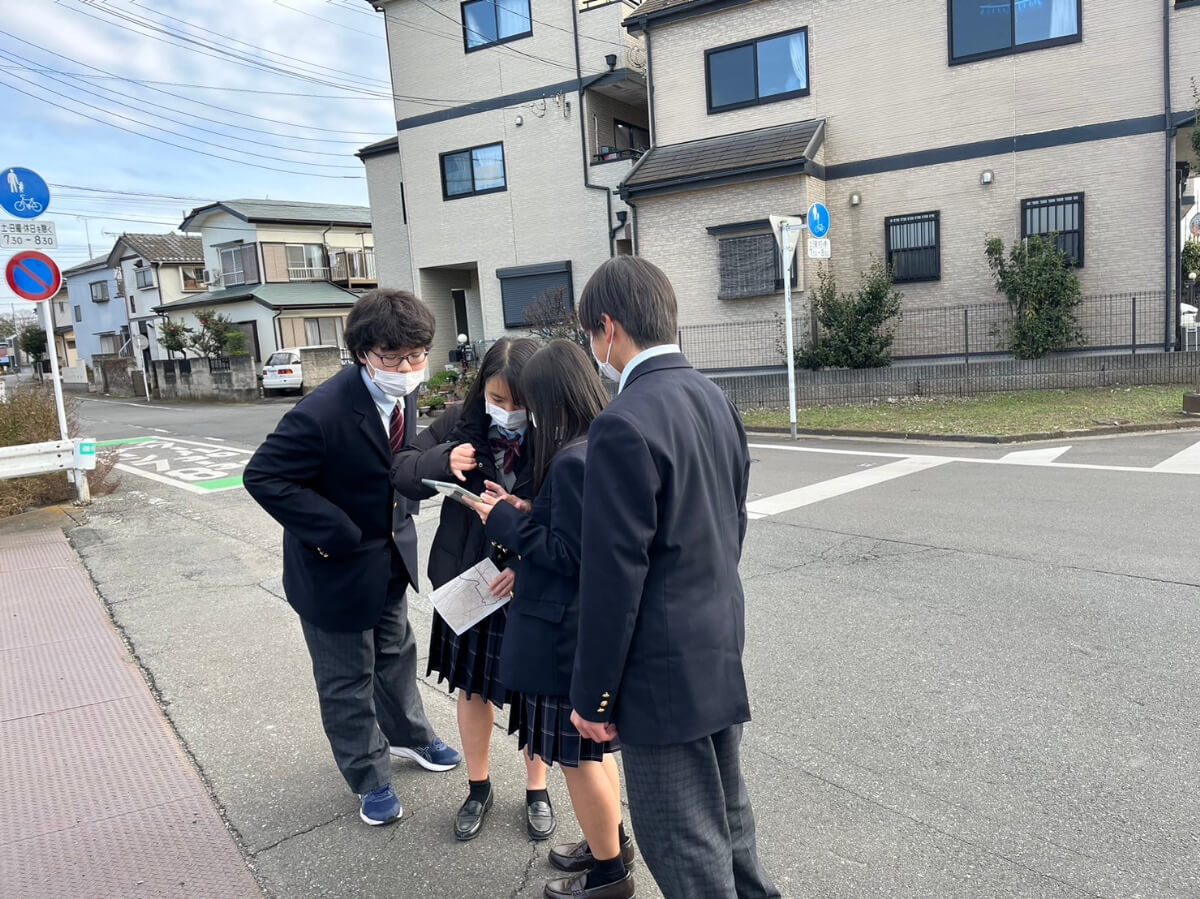 鶴ヶ島清風高校の生徒たちが空き家の調査に取り組んでいる様子
