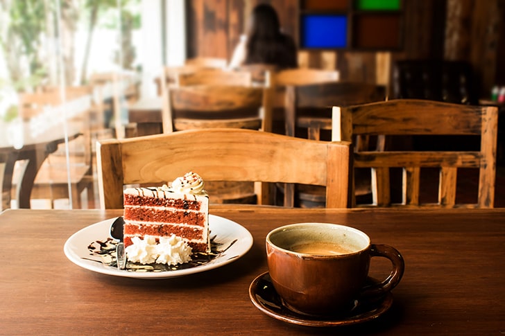 ケーキとコーヒー（出典：pixta.jp）