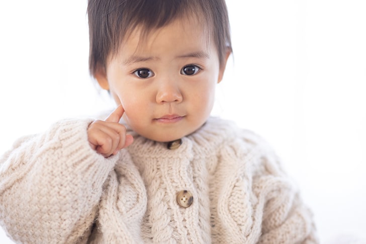 2歳の可愛い女の子（出典：pixta.jp）