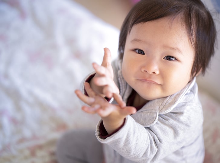 ちょうだいのジェスチャーをする赤ちゃん（出典：pixta.jp）