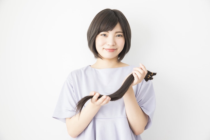 ヘアドネーションの髪を持つ女性（出典：pixta.jp）