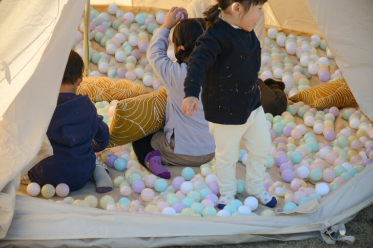 ボールプールテントで遊ぶ子供（提供：株式会社メッツァ）