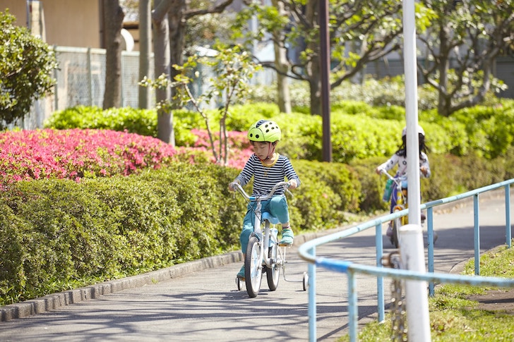 自転車をこぐ子ども（出典：pixta.jp）