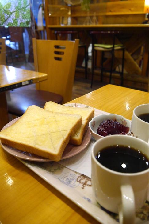 「カフェOB 大宮西口店」のトーストとコーヒー