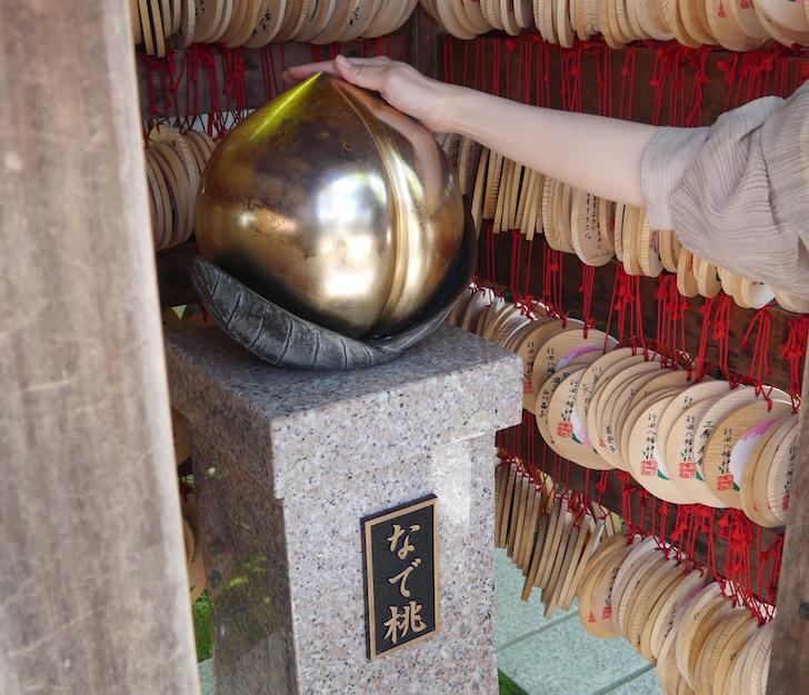 行田八幡神社のなで桃