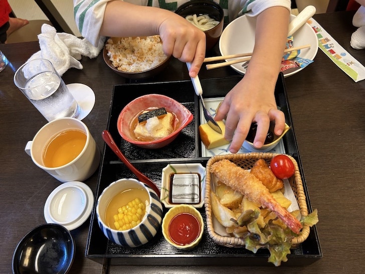 お子さま会席を食べる子ども