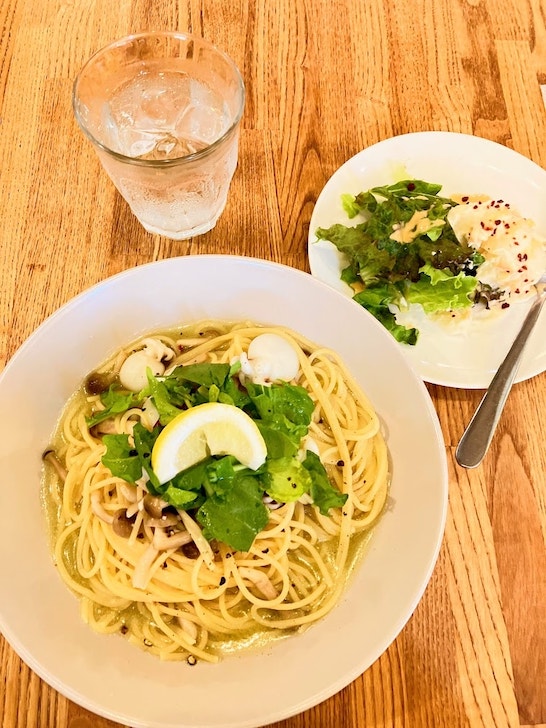 本日のパスタとサラダ