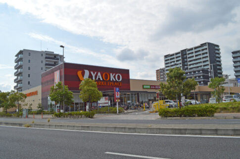 三郷中央駅前のヤオコー三郷店（出典：pixta.jp）