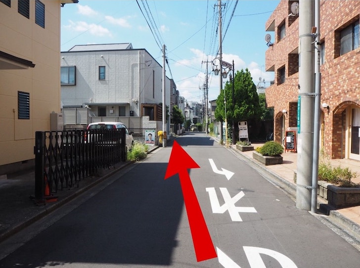 窯茶業の看板が見えてくる道