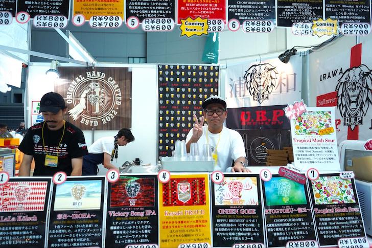 店内でピースをする「U.B.P Brewery」の店主