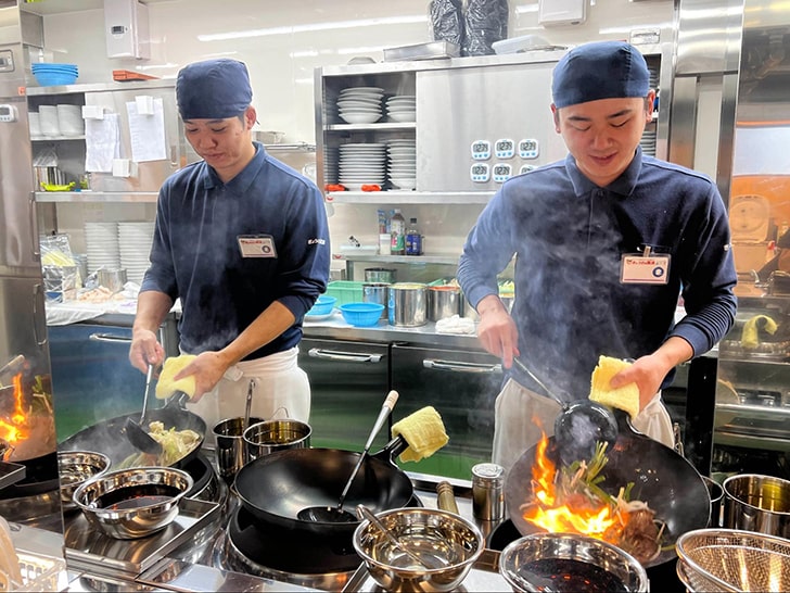 餃子の調理風景（提供：株式会社ぎょうざの満洲）