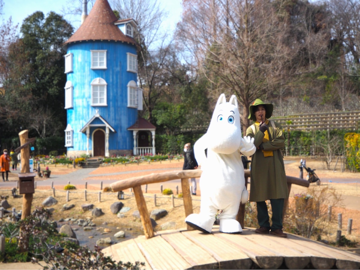 ムーミン屋敷の前のムーミンとスナフキン