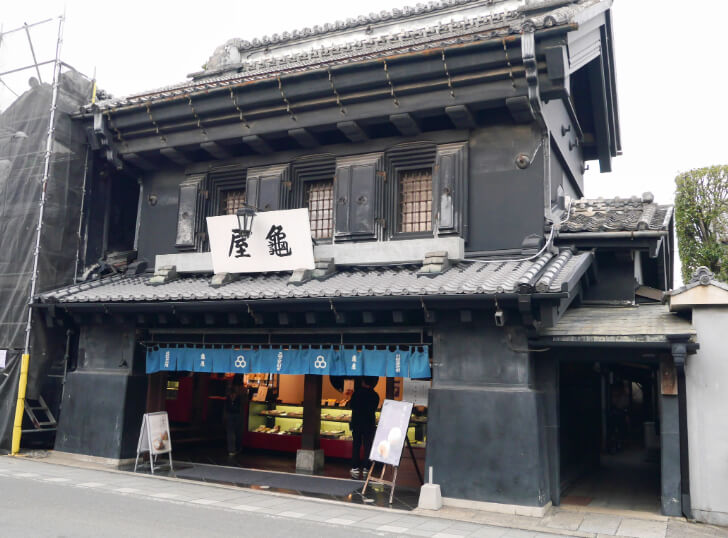 亀屋本店の外観