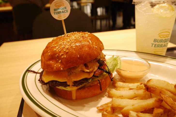 看板メニューの和牛チーズバーガーセット