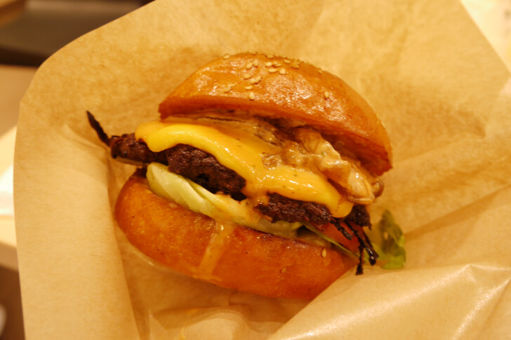 和牛チーズバーガーのアップ