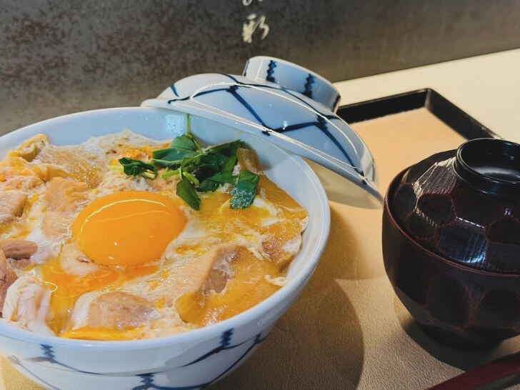 桜鶏の親子丼（出典：とこのうしん）