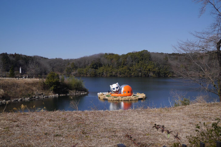 宮沢湖に浮かぶ猫の島